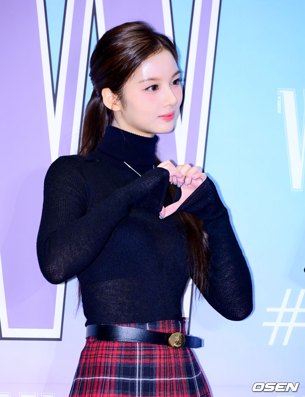 블랙 터틀넥 니트와 레드 체크 롱스커트, 단아하고 세련된 분위기