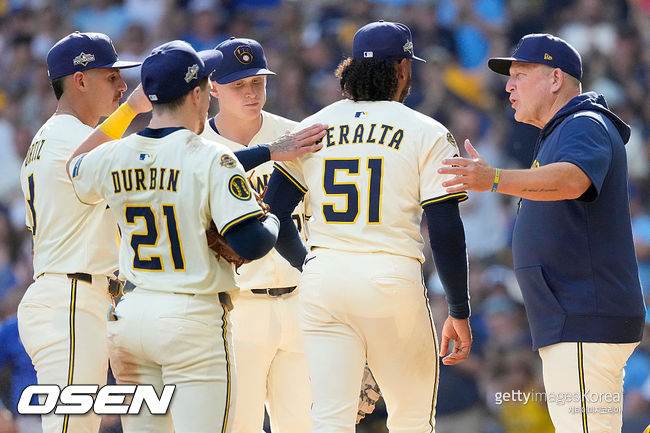[사진] 밀워키 팻 머피 감독이 투수 프레디 페랄타를 교체하고 있다. ⓒGettyimages(무단전재 및 재배포 금지)