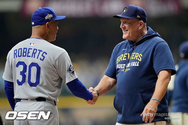 [사진] 밀워키 팻 머피 감독(오른쪽)이 LA 다저스 데이브 로버츠 감독과 악수하고 있다. ⓒGettyimages(무단전재 및 재배포 금지)