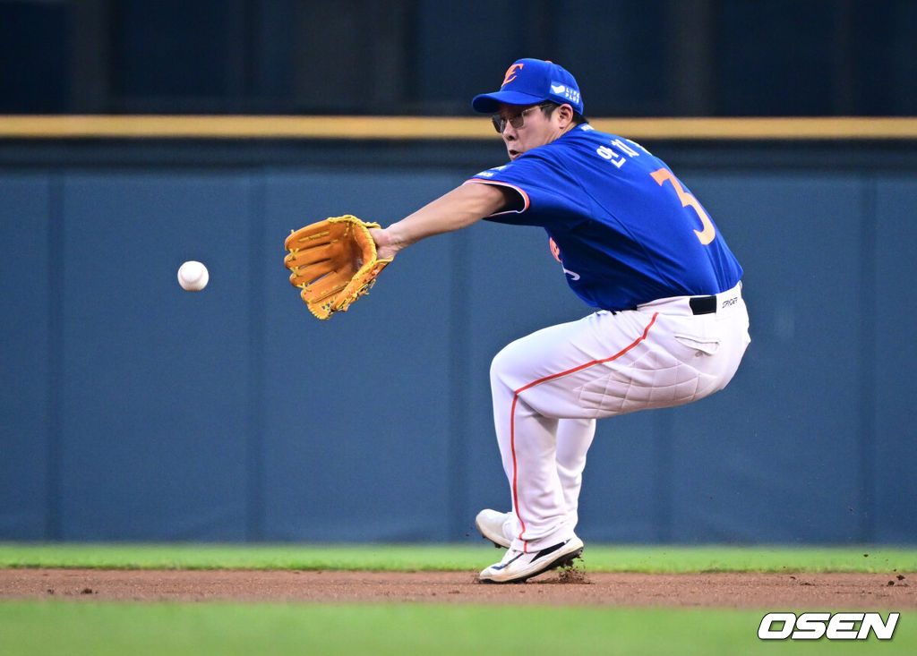 한화 이글스 안치홍이 땅볼 타구를 처리하고 있다. / OSEN DB