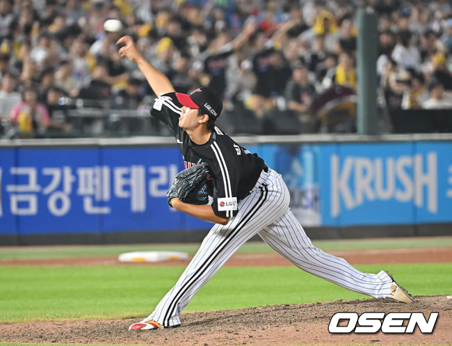 2일 부산 사직야구장에서 2025 신한 SOL 뱅크 KBO 리그 롯데 자이언츠와 LG 트윈스의 경기가 열렸다. LG 트윈스 신인 투수 박시원이 데뷔전에서 역투하고 있다. 2025.07.02 / foto0307@osen.co.kr