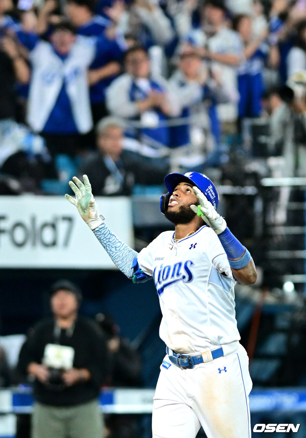 프로야구 삼성 라이온즈가 약속의 8회를 연출했다. 외국인 타자 르윈 디아즈와 이재현의 백투백 홈런을 앞세워 SSG 랜더스를 꺾고 플레이오프 진출에 성공했다. 삼성은 14일 대구삼성라이온즈파크에서 열린 SSG와의 준플레이오프 4차전에서 8회 디아즈와 이재현의 백투백 홈런에 힘입어 5-2로 승리했다. 이로써 시리즈 전적 3승 1패로 플레이오프 진출 티켓을 거머 쥐었다. 8회말 2사 1루 상황 삼성 디아즈가 다시 앞서가는 우월 투런포를 날리고 그라운드를 돌며 기뻐하고 있다. 2025.10.14 / dreamer@osen.co.kr