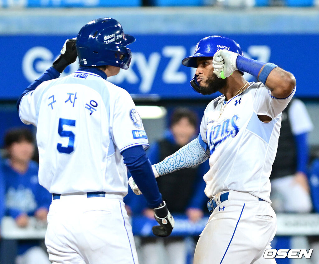 14일 대구 삼성라이온즈파크에서 ‘2025 신한 SOL뱅크 KBO리그’ 준플레이오프(5전 3선승제) 4차전 삼성 라이온즈와 SSG 랜더스의 경기가 열렸다.삼성은 아리엘 후라도, SSG는 김광현을 선발로 내세웠다.8회말 2사 1루 상황 삼성 디아즈가 다시 앞서가는 우월 투런포를 날리고 홈을 밟은 뒤 구자욱과 기뻐하고 있다. 2025.10.14 / dreamer@osen.co.kr