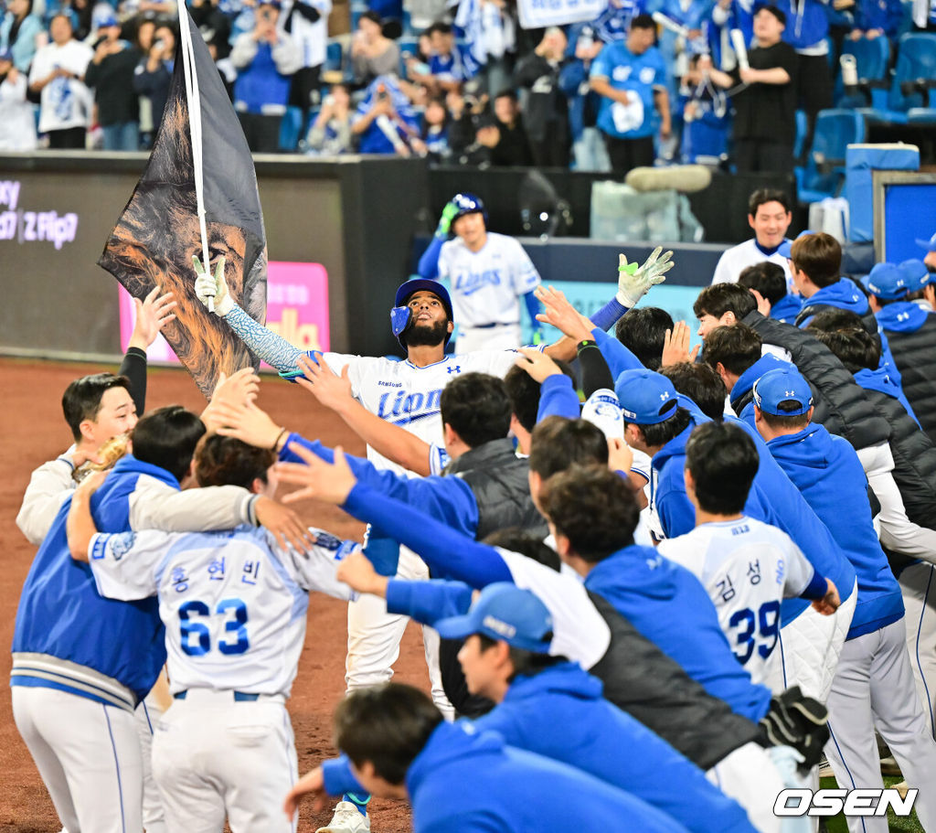 14일 대구 삼성라이온즈파크에서 ‘2025 신한 SOL뱅크 KBO리그’ 준플레이오프(5전 3선승제) 4차전 삼성 라이온즈와 SSG 랜더스의 경기가 열렸다.삼성은 아리엘 후라도, SSG는 김광현을 선발로 내세웠다.8회말 2사 1루 삼성 디아즈가 재역전 2점 홈런을 날리고 동료들의 축하를 받고 있다.  2025.10.14 / soul1014@osen.co.kr