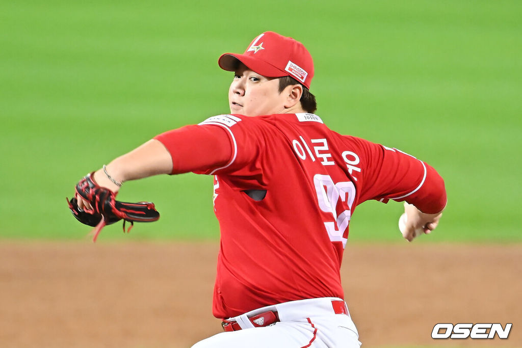 14일 대구 삼성라이온즈파크에서 2025 신한 SOL뱅크 KBO 준플레이오프 삼성 라이온즈와 SSG 랜더스의 4차전 경기가 열렸다. 홈팀 삼성은 후라도가, 방문팀 SSG는 김광현이 선발 투수로 출전했다.SSG 랜더스 이로운이 역투하고 있다. 2025.10.14 / foto0307@osen.co.kr