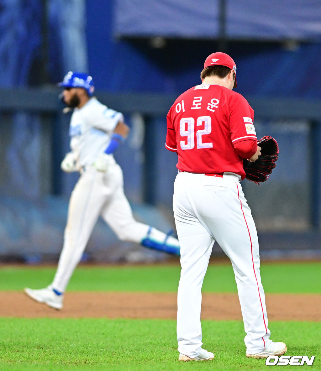 14일 대구 삼성라이온즈파크에서 ‘2025 신한 SOL뱅크 KBO리그’ 준플레이오프(5전 3선승제) 4차전 삼성 라이온즈와 SSG 랜더스의 경기가 열렸다.삼성은 아리엘 후라도, SSG는 김광현을 선발로 내세웠다.8회말 2사 1루 상황 삼성 디아즈에게 우월 투런포를 내준 SSG 투수 이로운이 아쉬워하고 있다. 2025.10.14 / dreamer@osen.co.kr