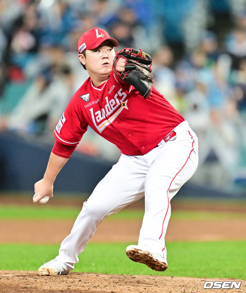 13일 대구 삼성라이온즈파크에서 ‘2025 신한 SOL뱅크 KBO리그’ 준플레이오프(5전 3선승제) 3차전 삼성 라이온즈와 SSG 랜더스의 경기가 열렸다삼성은 원태인, 방문팀 SSG은 드류 앤더슨을 선발로 내세웠다.5회말 SSG 이로운 투수가 역투하고 있다.  2025.10.13 / soul1014@osen.co.kr