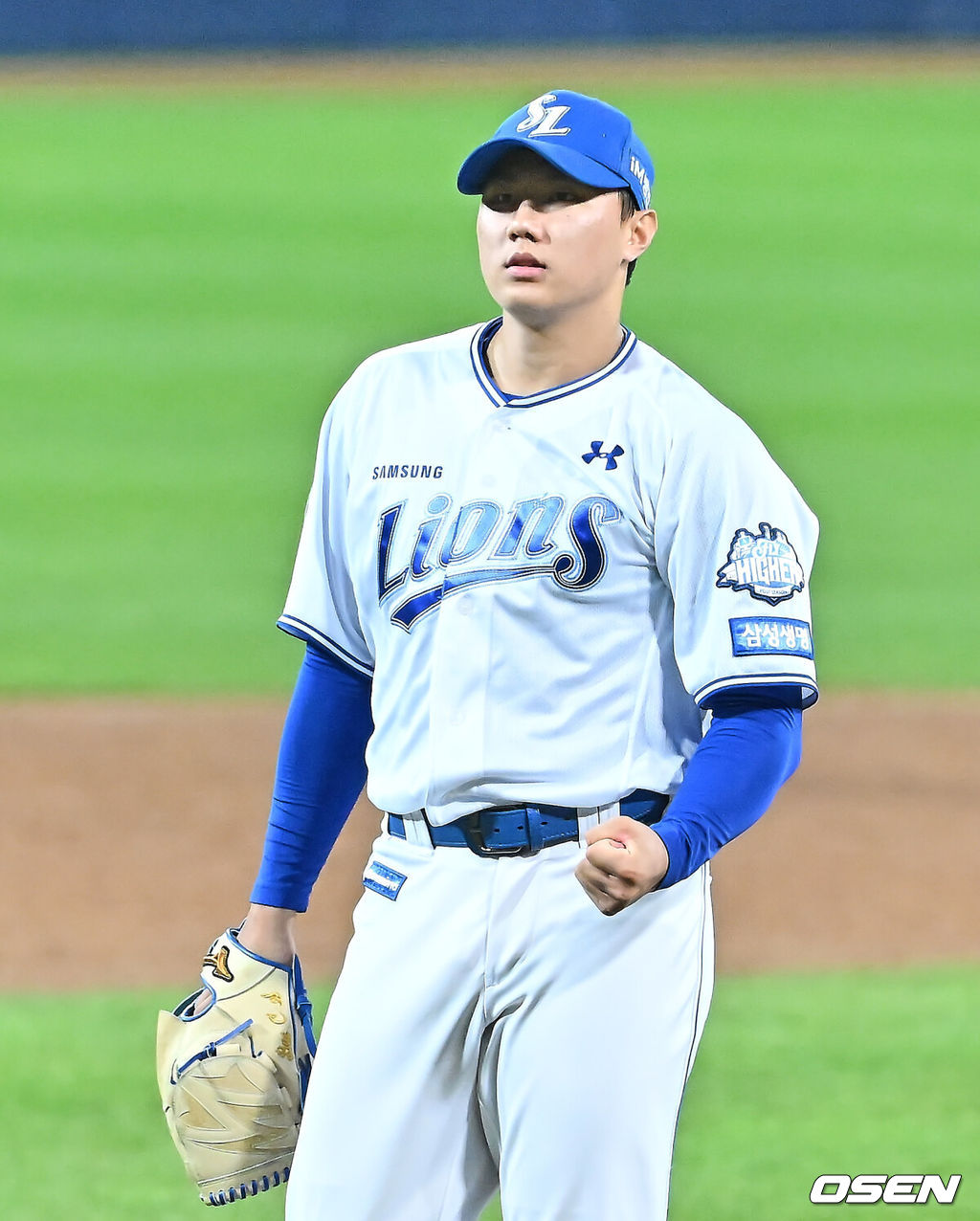 14일 대구 삼성라이온즈파크에서 2025 신한 SOL뱅크 KBO 준플레이오프 삼성 라이온즈와 SSG 랜더스의 4차전 경기가 열렸다. 홈팀 삼성은 후라도가, 방문팀 SSG는 김광현이 선발 투수로 출전했다.삼성 라이온즈 배찬승이 8회초 1사 1,3루 SSG 랜더스 한유섬을 삼진으로 잡고 주먹을 불끈 쥐고 있다. 2025.10.14 / foto0307@osen.co.kr