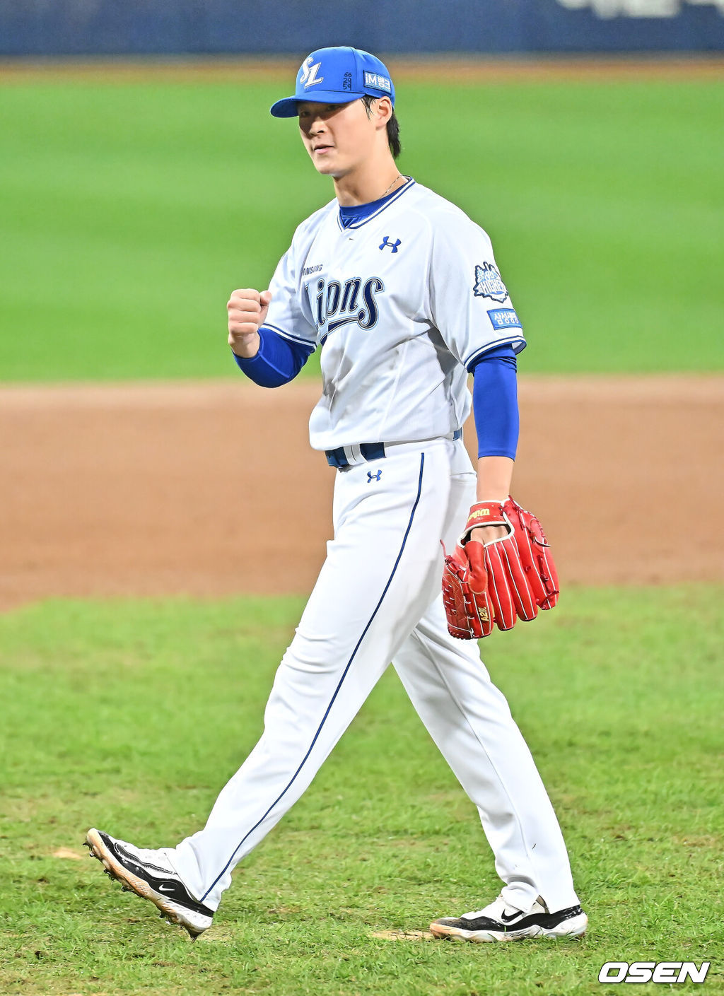 14일 대구 삼성라이온즈파크에서 2025 신한 SOL뱅크 KBO 준플레이오프 삼성 라이온즈와 SSG 랜더스의 4차전 경기가 열렸다. 홈팀 삼성은 후라도가, 방문팀 SSG는 김광현이 선발 투수로 출전했다.삼성 라이온즈 이호성이 8회초 2사 1,3루 SSG 랜더스 고명준을 좌익수 플라이로 잡고 주먹을 불끈 쥐고 있다. 2025.10.14 / foto0307@osen.co.kr