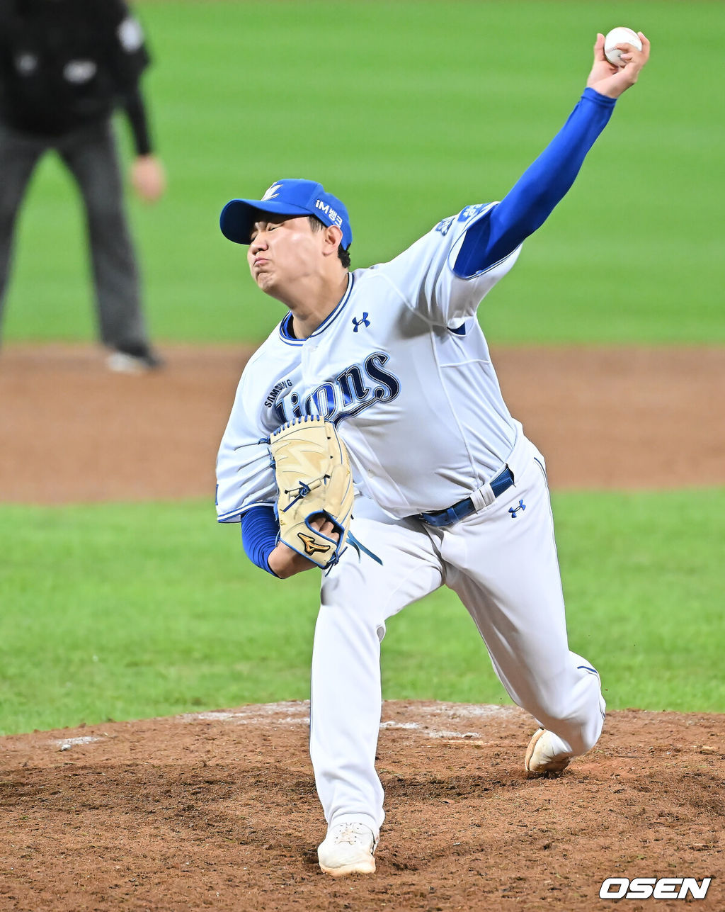 14일 대구 삼성라이온즈파크에서 2025 신한 SOL뱅크 KBO 준플레이오프 삼성 라이온즈와 SSG 랜더스의 4차전 경기가 열렸다. 홈팀 삼성은 후라도가, 방문팀 SSG는 김광현이 선발 투수로 출전했다.삼성 라이온즈 배찬승이 역투하고 있다. 2025.10.14 / foto0307@osen.co.kr