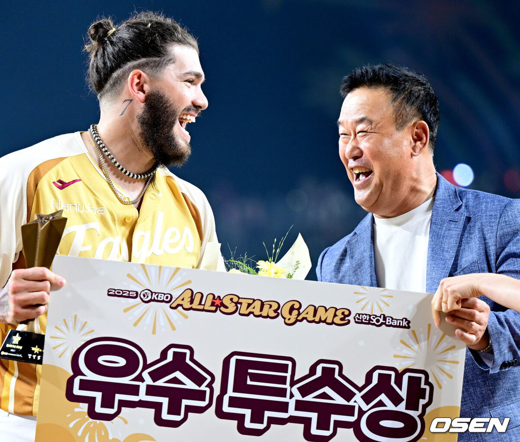 12일 오후 대전 한화생명볼파크에서 ‘2025 신한 SOL Bank KBO리그’ 올스타전이 열렸다.KBO 올스타전 경기는 드림 올스타와 나눔올스타 대표로 나선 총 30명의 선수가 치열한 승부를 펼친다.우수 투수상을 수상한 한화 코디 폰세가 장종훈 KBO 전력강화위원과 미소짓고 있다. 2025.07.12 / dreamer@osen.co.kr