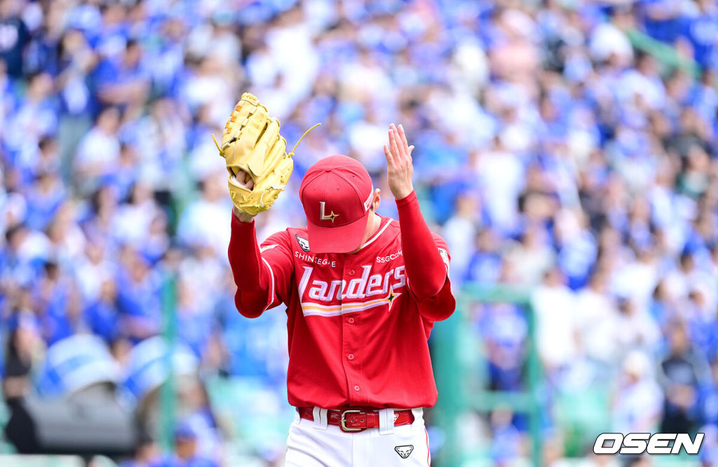 11일 인천 SSG랜더스필드에서 ‘2025 신한 SOL뱅크 KBO리그’ 준플레이오프(5전 3선승제) 2차전 SSG 랜더스와 삼성 라이온즈의 경기가 열렸다.SSG는 김건우, 삼성은 헤르손 가라비토를 선발 투수로 내세웠다.3회초 삼성 공격을 삼자범퇴로 막아낸 SSG 선발 김건우가 더그아웃으로 향하며 기뻐하고 있다. 2025.10.11 / dreamer@osen.co.kr