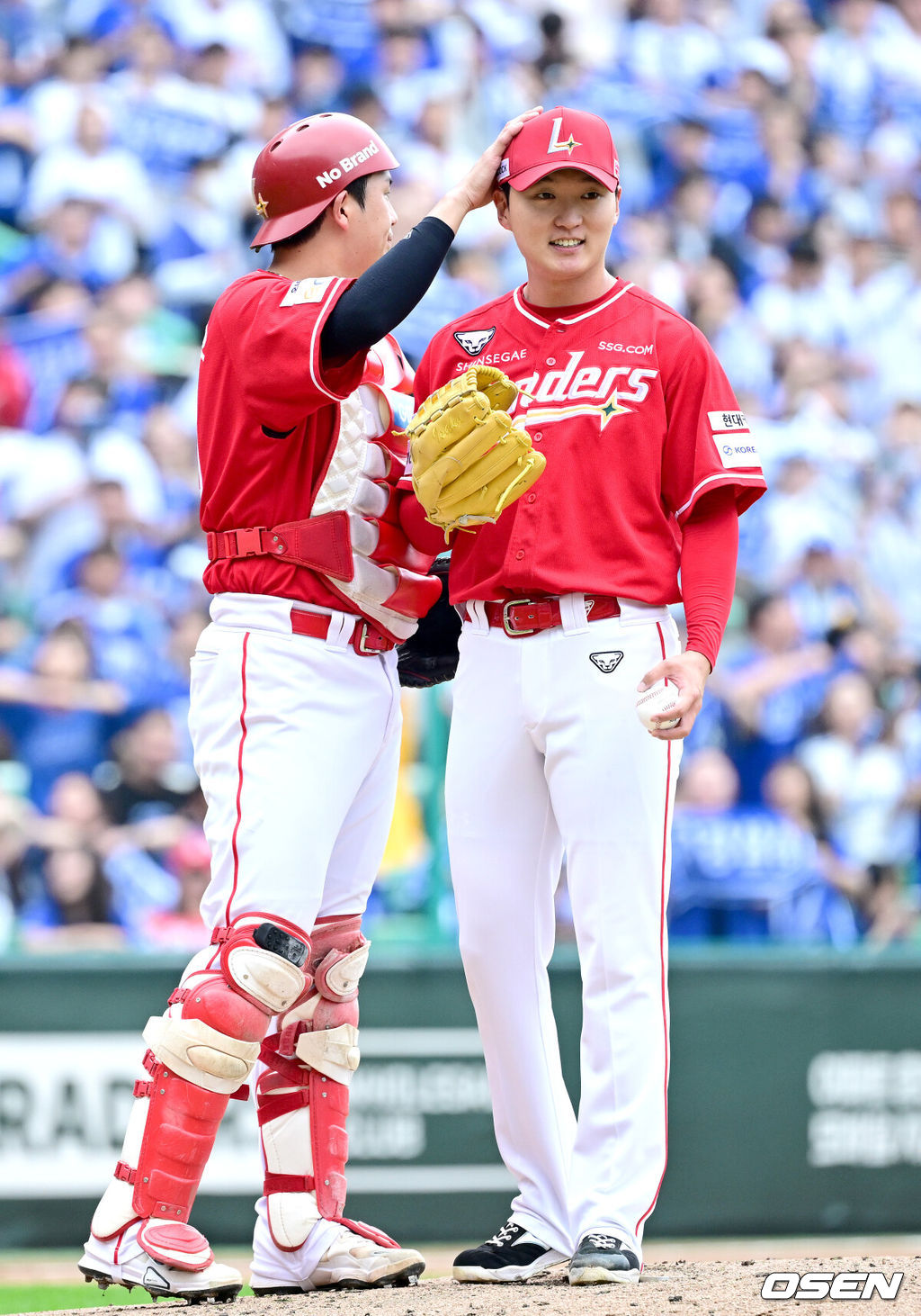 11일 인천 SSG랜더스필드에서 ‘2025 신한 SOL뱅크 KBO리그’ 준플레이오프(5전 3선승제) 2차전 SSG 랜더스와 삼성 라이온즈의 경기가 열렸다.SSG는 김건우, 삼성은 헤르손 가라비토를 선발 투수로 내세웠다.4회초 1사 1루 상황 SSG 선발 김건우가 강판을 앞두고 포수 조형우와 인사를 나누고 있다. 2025.10.11 / dreamer@osen.co.kr