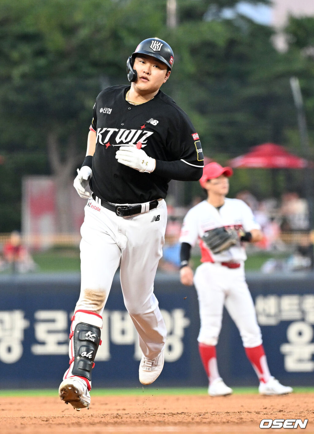 7일 오후 광주-KIA챔피언스필드에서 ‘2024 신한 SOL Bank KBO리그’ KIA 타이거즈와 KT 위즈의 경기가 열렸다.KIA는 외국인투수 제임스 네일, KT는 엄상백을 선발로 내세웠다.3회초 무사에서 KT 오재일이 좌월 솔로 홈런을 치고 그라운드를 돌고 있다. 2024.08.07 /sunday@osen.co.kr