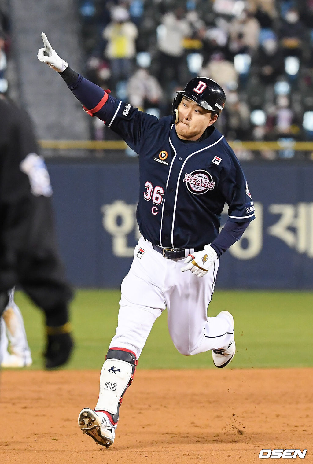 5일 오후 서울 잠실야구장에서 ‘2020 신한은행 SOL KBO리그’ 준플레이오프 2차전 LG 트윈스와 두산 베어스의 경기가 진행됐다.4회초 2사 1루 두산 오재일이 2점 홈런을 날리고 베이스를 돌고 있다 / soul1014@osen.co.kr