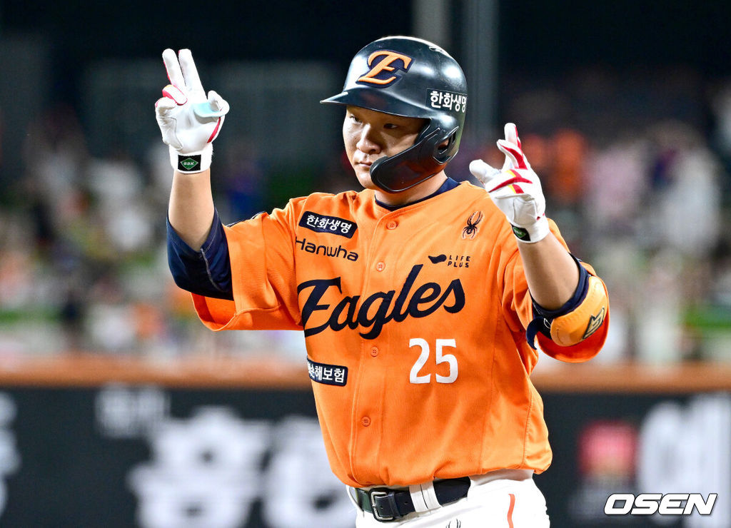 9회말 무사 1루 상황 한화 김태연이 안타를 날리고 1루에 안착해 기뻐하고 있다. 2025.07.26 / dreamer@osen.co.kr