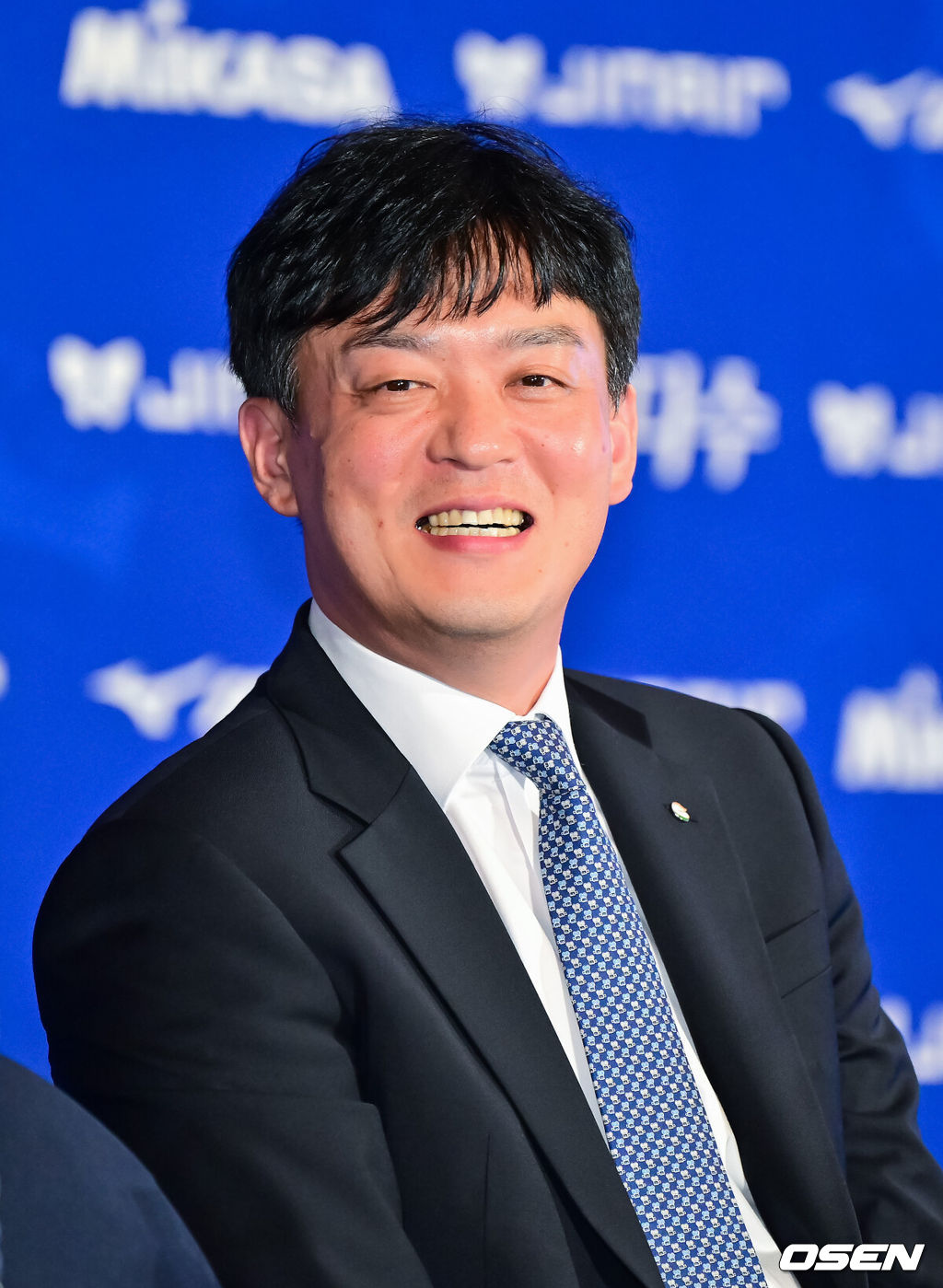 16일 서울 청담리베라에서 프로배구 진에어 2025-2026시즌 V리그 개막을 알리는 여자부 미디어데이 행사가 진행됐다.이날 미디어데이에는 흥국생명의 이다현, 레베카 라셈(등록명 레베카), 정관장의 정호영, 엘리사 자네테, 현대건설의 김다인, 카리 가이스버거(등록명 카리), IBK기업은행의 육서영, 알리사 킨켈라, 한국도로공사의 김세빈, 레티치아 모마 바소코(등록명 모마), GS칼텍스의 유서연, 레이나 도코쿠, 페퍼저축은행의 고예림, 조이 웨더링턴(등록명 조이)이 참석했다.GS칼텍스 이영택 감독이 미소 짓고 있다.    2025.10.16 / soul1014@osen.co.kr