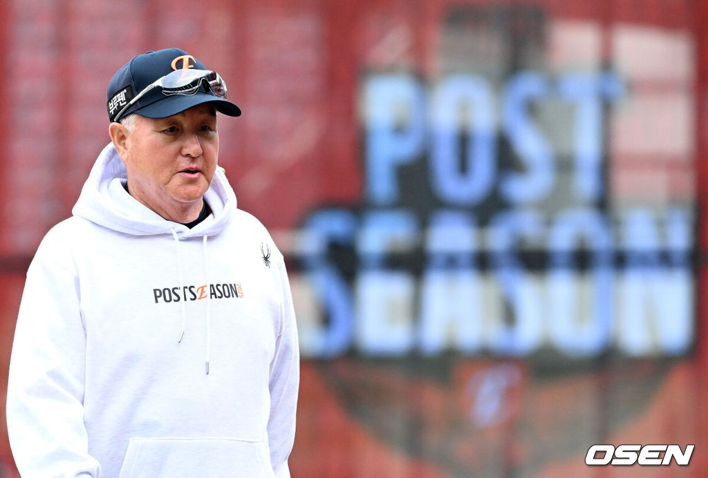 17일 오후 대전 한화생명볼파크에서 2025 신한 SOL Bank KBO리그 포스트시즌 플레이오프 1차전 한화 이글스와 삼성 라이온즈의 경기가 열렸다.한화는 폰세, 삼성은 가라비토를 선발 투수로 내세웠다.경기에 앞서 한화 김경문 감독이 훈련 중인 선수들을 바라보고 있다. 2025.10.17 /sunday@osen.co.k