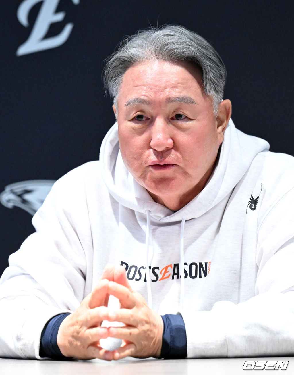 17일 오후 대전 한화생명볼파크에서 2025 신한 SOL Bank KBO리그 포스트시즌 플레이오프 1차전 한화 이글스와 삼성 라이온즈의 경기가 열렸다.한화는 폰세, 삼성은 가라비토를 선발 투수로 내세웠다.경기에 앞서 한화 김경문 감독이 인터뷰를 하고 있다. 2025.10.17 /sunday@osen.co.k