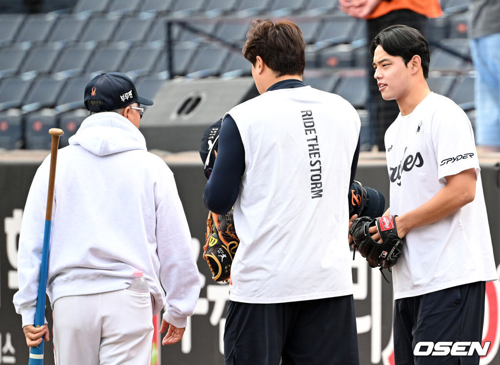 17일 오후 대전 한화생명볼파크에서 2025 신한 SOL Bank KBO리그 포스트시즌 플레이오프 1차전 한화 이글스와 삼성 라이온즈의 경기가 열렸다.한화는 폰세, 삼성은 가라비토를 선발 투수로 내세웠다.경기에 앞서 한화 김경문 감독이 문동주와 이야기를 나누고 있다. 2025.10.17 /sunday@osen.co.k