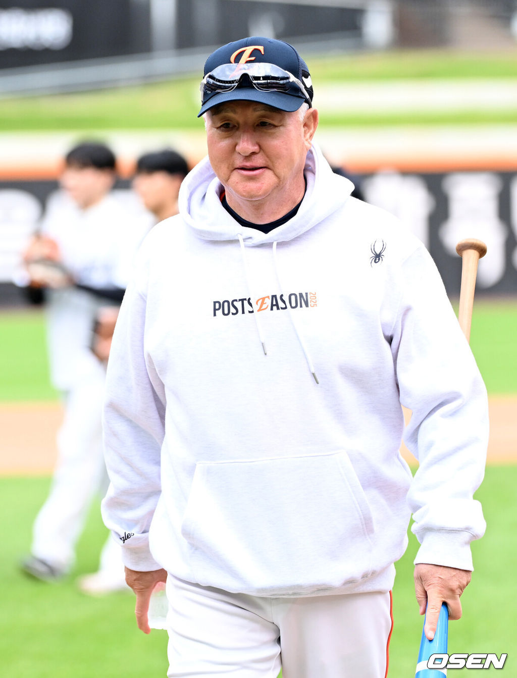 17일 오후 대전 한화생명볼파크에서 2025 신한 SOL Bank KBO리그 포스트시즌 플레이오프 1차전 한화 이글스와 삼성 라이온즈의 경기가 열렸다.한화는 폰세, 삼성은 가라비토를 선발 투수로 내세웠다.경기에 앞서 한화 김경문 감독이 훈련 중인 선수들을 바라보고 있다. 2025.10.17 /sunday@osen.co.k