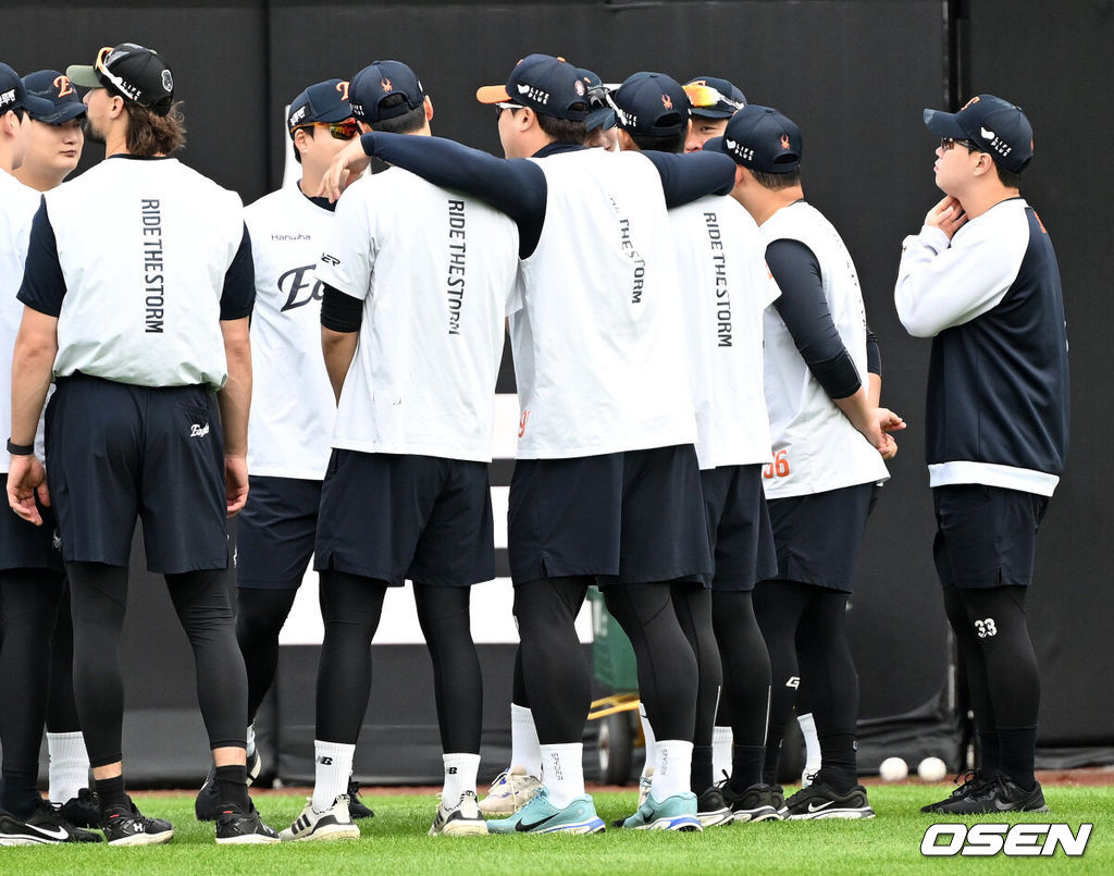 17일 오후 대전 한화생명볼파크에서 2025 신한 SOL Bank KBO리그 포스트시즌 플레이오프 1차전 한화 이글스와 삼성 라이온즈의 경기가 열렸다.한화는 폰세, 삼성은 가라비토를 선발 투수로 내세웠다.경기에 앞서 한화 류현진이 투수조와 이야기를 나누고 있다. 2025.10.17 /sunday@osen.co.k