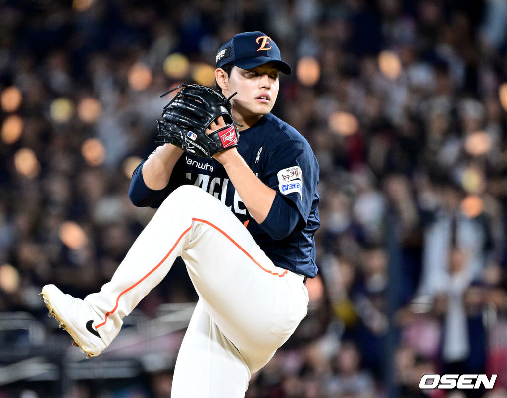 20일 수원 KT위즈파크에서 ‘2025 신한 SOL Bank KBO리그’ KT 위즈와 한화 이글스의 경기가 열렸다. 홈팀 KT는 고영표, 방문팀 한화는 코디 폰세를 선발로 내세웠다. 6회말 마운드에 오른 한화 투수 문동주가 힘차게 공을 뿌리고 있다. 2025.09.20 / dreamer@osen.co.kr