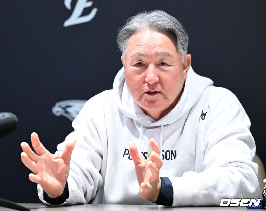 17일 오후 대전 한화생명볼파크에서 2025 신한 SOL Bank KBO리그 포스트시즌 플레이오프 1차전 한화 이글스와 삼성 라이온즈의 경기가 열렸다.한화는 폰세, 삼성은 가라비토를 선발 투수로 내세웠다.경기에 앞서 한화 김경문 감독이 인터뷰를 하고 있다. 2025.10.17 /sunday@osen.co.k