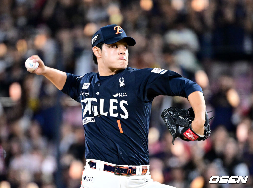 6회말 마운드에 오른 한화 투수 문동주가 힘차게 공을 뿌리고 있다. 2025.09.20 / dreamer@osen.co.kr