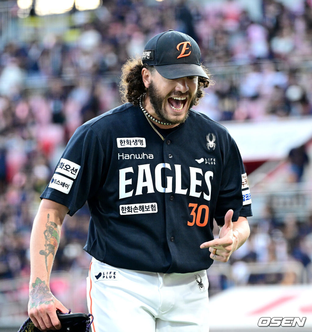 20일 수원 KT위즈파크에서 ‘2025 신한 SOL Bank KBO리그’ KT 위즈와 한화 이글스의 경기가 열렸다.홈팀 KT는 고영표, 방문팀 한화는 코디 폰세를 선발로 내세웠다.3회말 KT 공격을 삼자범퇴로 막아낸 한화 선발 코디 폰세가 더그아웃으로 향하고 있다. 2025.09.20 / dreamer@osen.co.kr