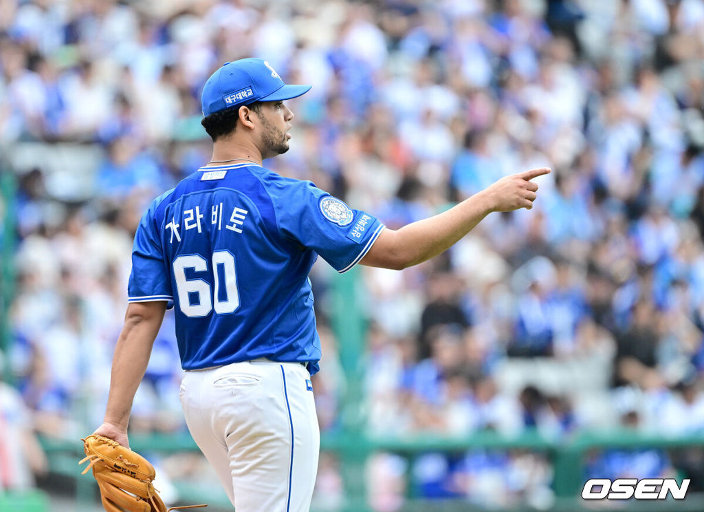 11일 인천 SSG랜더스필드에서 ‘2025 신한 SOL뱅크 KBO리그’ 준플레이오프(5전 3선승제) 2차전 SSG 랜더스와 삼성 라이온즈의 경기가 열렸다.SSG는 김건우, 삼성은 헤르손 가라비토를 선발 투수로 내세웠다.4회말 1사 주자없는 상황 SSG 최지훈의 땅볼 타구 때 좋은 수비를 펼친 삼성 2루수 류지혁을 향해 선발 가라비토가 인사를 전하고 있다. 2025.10.11 / dreamer@osen.co.kr
