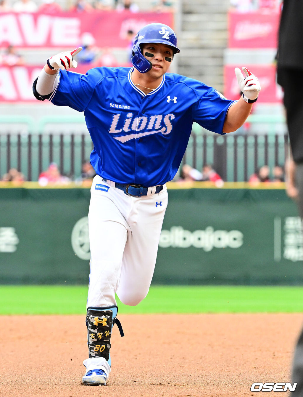 9일 인천 SSG랜더스필드에서 2025 신한 SOL뱅크 KBO리그 준플레이오프(5전 3선승제) 1차전 SSG 랜더스와 삼성 라이온즈의 경기가 열렸다.SSG은 화이트, 삼성은 최원태를 선발 투수로 내세웠다.3회초 무사 1루에서 삼성 김영웅이 우월 투런포를 날리며 기뻐하고 있다. 2025.10.09 /jpnews@osen.co.kr