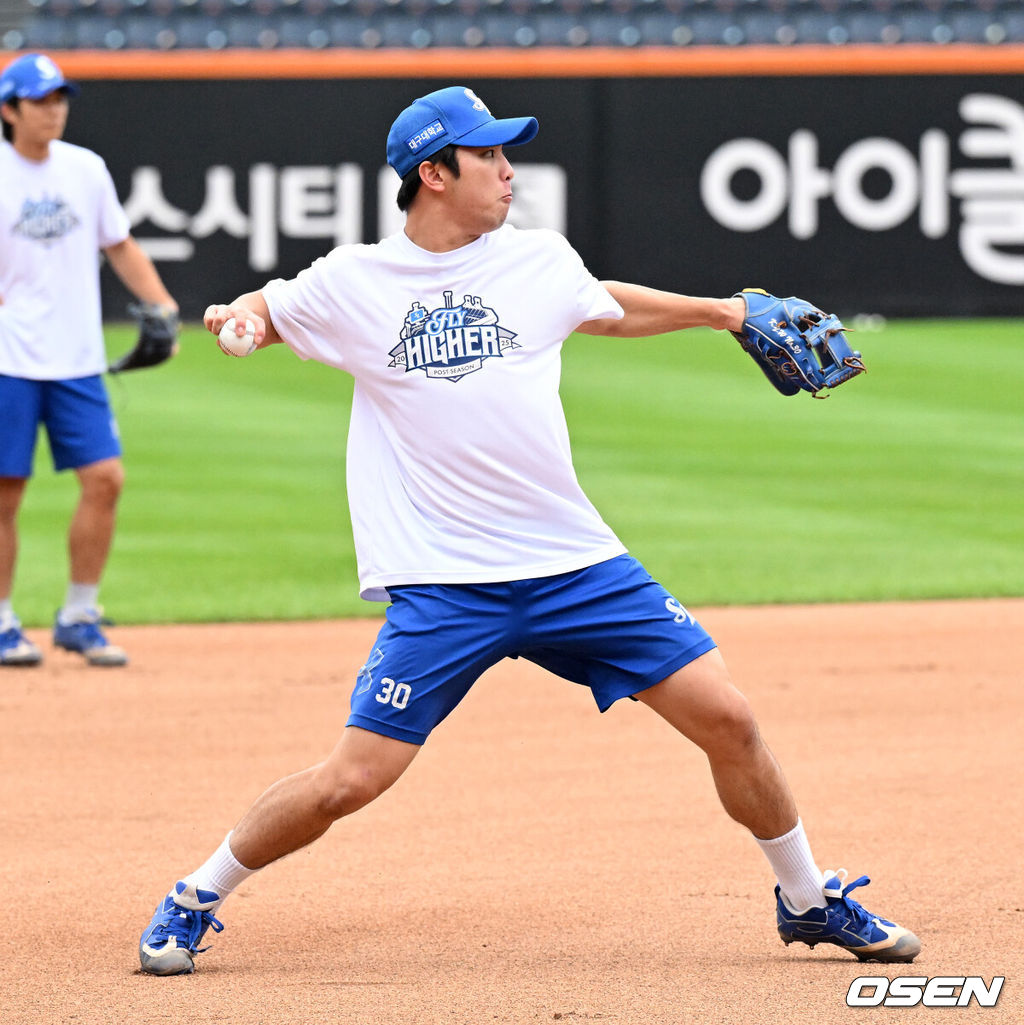 17일 오후 대전 한화생명볼파크에서 2025 신한 SOL Bank KBO리그 포스트시즌 플레이오프 1차전 한화 이글스와 삼성 라이온즈의 경기가 열렸다.한화는 폰세, 삼성은 가라비토를 선발 투수로 내세웠다.경기에 앞서 삼성 김영웅이 수비 훈련을 하고 있다. 2025.10.17 /sunday@osen.co.k