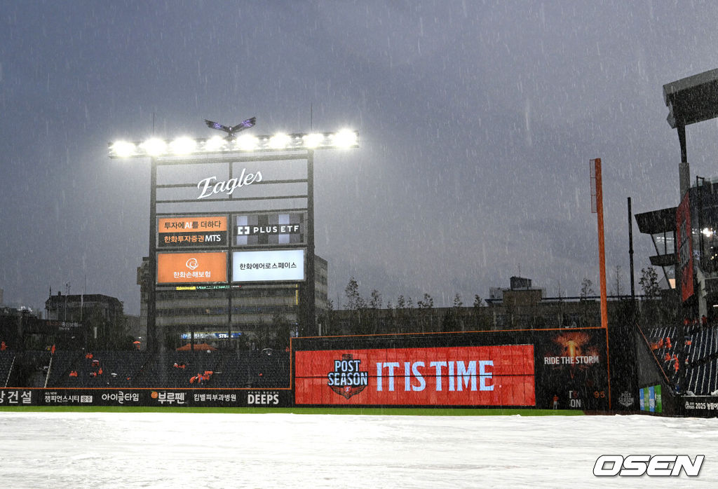 17일 오후 대전 한화생명볼파크에서 2025 신한 SOL Bank KBO리그 포스트시즌 플레이오프 1차전 한화 이글스와 삼성 라이온즈의 경기가 열렸다.한화는 폰세, 삼성은 가라비토를 선발 투수로 내세웠다.비가 내리는 가운데 방수포가 덮여 있다. 2025.10.17 /sunday@osen.co.k