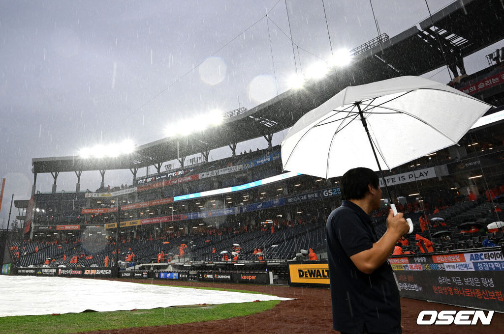 17일 오후 대전 한화생명볼파크에서 2025 신한 SOL Bank KBO리그 포스트시즌 플레이오프 1차전 한화 이글스와 삼성 라이온즈의 경기가 열렸다.한화는 폰세, 삼성은 가라비토를 선발 투수로 내세웠다.비가 내리는 가운데 방수포가 덮여 있다. 2025.10.17 /sunday@osen.co.k
