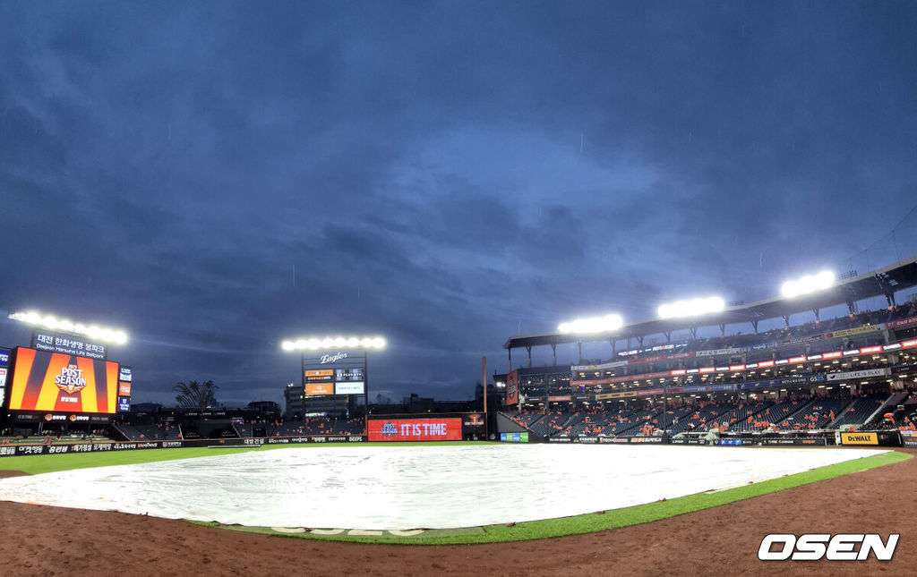 17일 오후 대전 한화생명볼파크에서 2025 신한 SOL Bank KBO리그 포스트시즌 플레이오프 1차전 한화 이글스와 삼성 라이온즈의 경기가 열렸다.한화는 폰세, 삼성은 가라비토를 선발 투수로 내세웠다.비가 내리는 가운데 방수포가 덮여 있다. 2025.10.17 /spjj@osen.co.k
