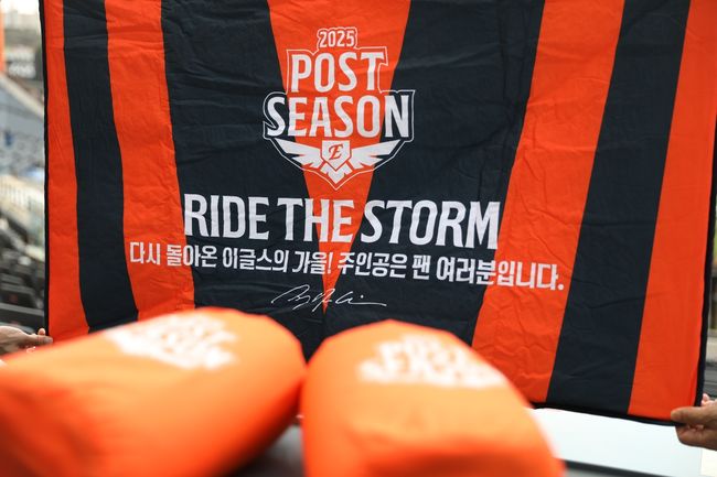 한화가 플레이오프 1차전을 맞아 특별 제작한 패딩 담요를 팬들에게 선물했다. /한화 이글스 제공