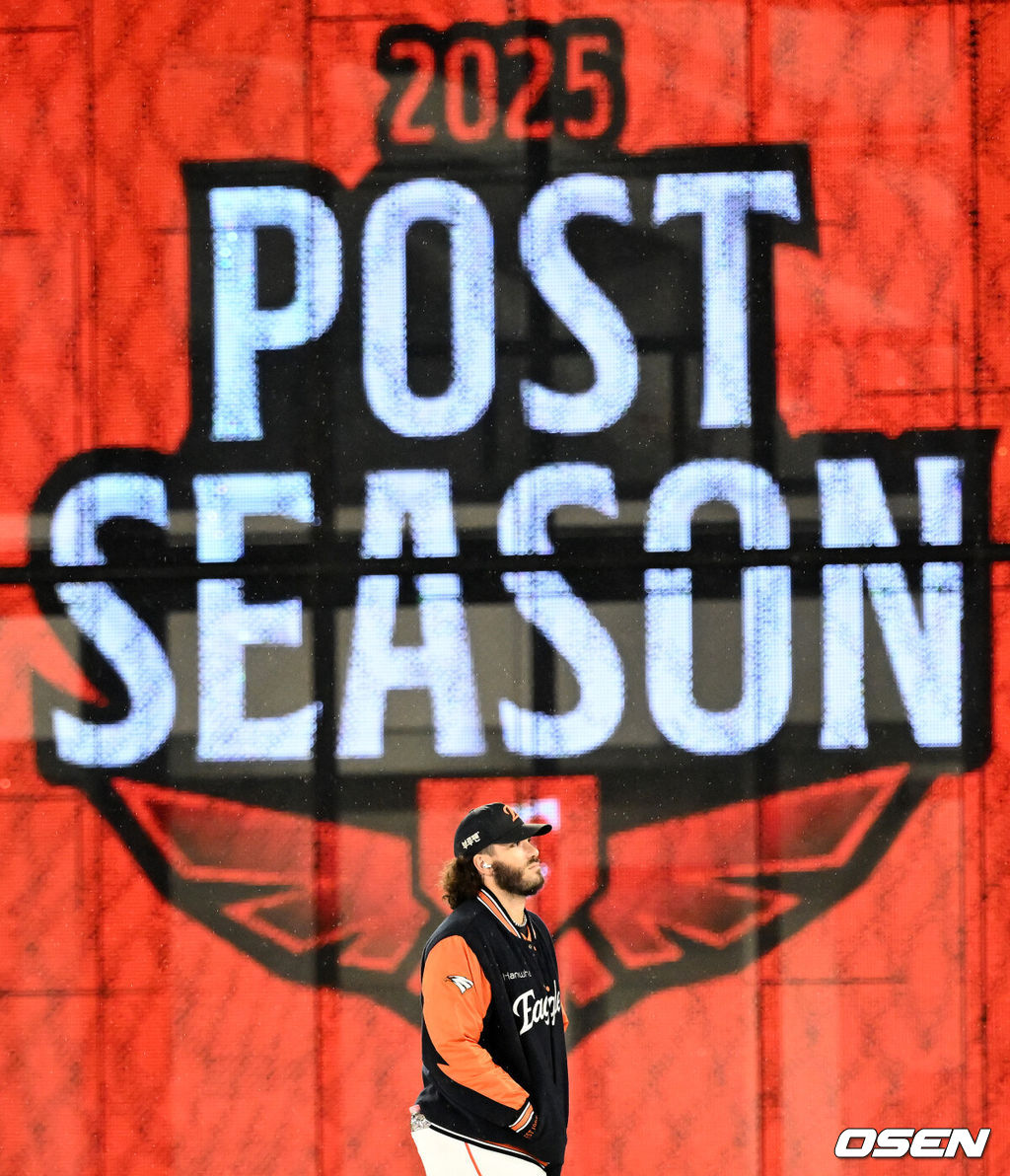 17일 오후 대전 한화생명볼파크에서 2025 신한 SOL Bank KBO리그 포스트시즌 플레이오프 1차전 한화 이글스와 삼성 라이온즈의 경기가 열렸다.한화는 폰세, 삼성은 가라비토를 선발 투수로 내세웠다.비가 내리는 가운데 폰세가 그라운드를 바라보고 있다. 2025.10.17 /jpnews@osen.co.k