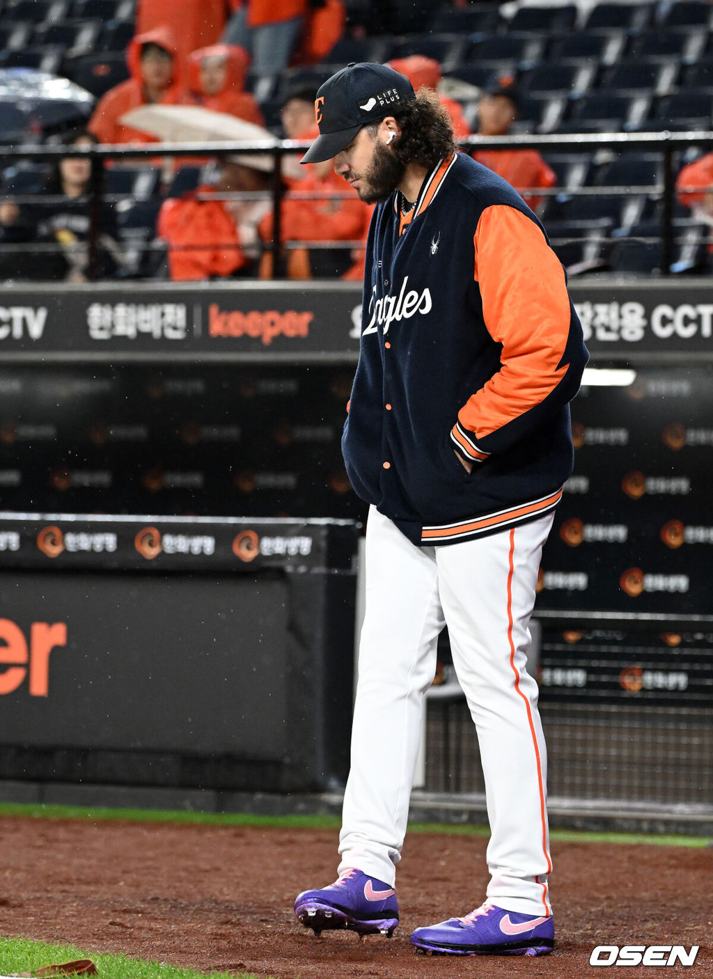 17일 오후 대전 한화생명볼파크에서 2025 신한 SOL Bank KBO리그 포스트시즌 플레이오프 1차전 한화 이글스와 삼성 라이온즈의 경기가 열렸다.한화는 폰세, 삼성은 가라비토를 선발 투수로 내세웠다.비가 내리는 가운데 폰세가 그라운드를 바라보고 있다. 2025.10.17 /jpnews@osen.co.k