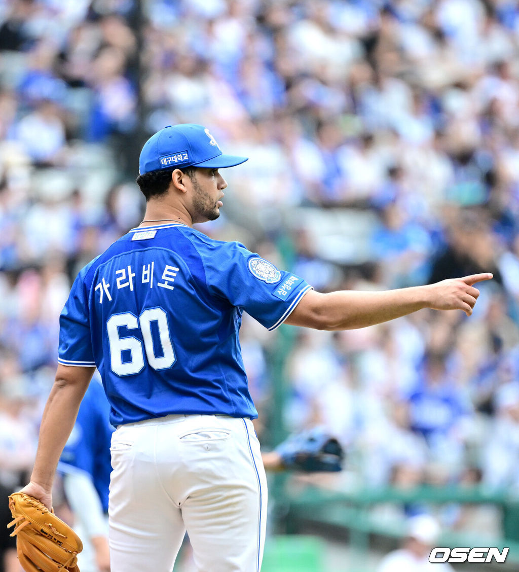 11일 인천 SSG랜더스필드에서 ‘2025 신한 SOL뱅크 KBO리그’ 준플레이오프(5전 3선승제) 2차전 SSG 랜더스와 삼성 라이온즈의 경기가 열렸다.SSG는 김건우, 삼성은 헤르손 가라비토를 선발 투수로 내세웠다.4회말 1사 주자없는 상황 SSG 최지훈의 땅볼 타구 때 좋은 수비를 펼친 삼성 2루수 류지혁을 향해 선발 가라비토가 인사를 전하고 있다. 2025.10.11 / dreamer@osen.co.kr