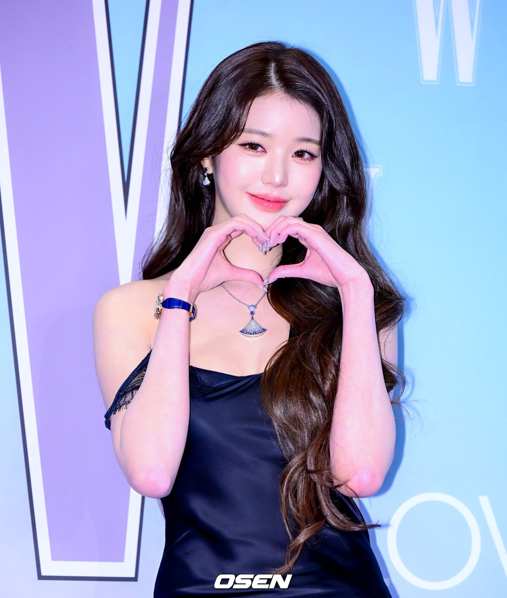 15일 서울 종로구 당주동 포시즌스 호텔 서울에서 더블유 코리아 제20회 유방암 인식 향상 캠페인 자선 포토 행사가 열렸다.이날 TXT 수빈, 고수, 고현정, 공명, 그레이, 김민하, 김세정, 김영광, 김영대, 김지석, 노상현, 노정의, 덱스, 르세라핌(채원, 카즈하), 몬스타엑스(형원, 셔누), 문소리, 바밍타이거, 박규영, 박은빈, 박재범, 방탄소년단 RM, 제이홉, 뷔, 변우석, 수현, 스트레이키즈(방찬, 승민), 아이들(미연, 민니, 소연, 슈화, 우기), 아이브 레이, 안유진, 장원영, 아일릿(윤아, 모카, 민주, 원희, 이로하), 에스파(카리나, 윈터, 지젤, 닝닝), 엔믹스(해원, 설윤), 엔하이픈(성훈, 제이크), 엔하이픈(정원), 엘리스, 올데이프로젝트(애니, 타잔, 베일리, 영서, 우찬), 우원재, 원지안, 이동휘, 이민호, 이수지, 이수혁, 이영애, 이유미, 이준혁, 이준호, 이채민, 임수정, 임지연, 있지(예지, 유나), 장윤주, 전소니, 전소미, 전여빈, 정려원, 정해인, 조유리, 추영우, 코드쿤스트, 크리스탈, 키키(지유, 이솔, 수이, 하음, 키야), 태양, 하정우, 화사, 효연 등이 참석했다.아이브 장원영이 포즈를 취하고 있다. 2025.10.14. /jpnews@osen.co.kr