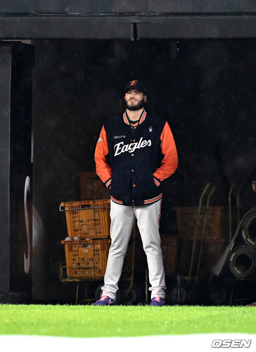 17일 오후 대전 한화생명볼파크에서 2025 신한 SOL Bank KBO리그 포스트시즌 플레이오프 1차전 한화 이글스와 삼성 라이온즈의 경기가 열렸다.한화는 폰세, 삼성은 가라비토를 선발 투수로 내세웠다.비가 내리는 가운데 한화 폰세가 그라운드를 바라보고 있다. 2025.10.17 /jpnews@osen.co.k