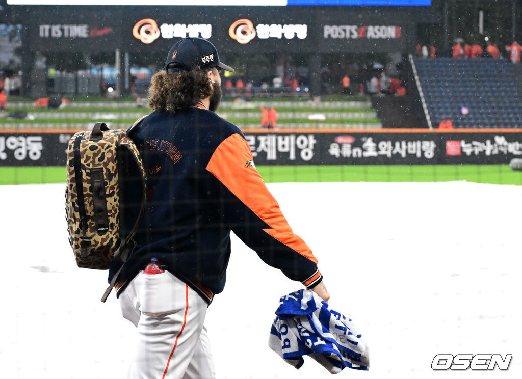 17일 오후 대전 한화생명볼파크에서 2025 신한 SOL Bank KBO리그 포스트시즌 플레이오프 1차전 한화 이글스와 삼성 라이온즈의 경기가 열렸다.한화는 폰세, 삼성은 가라비토를 선발 투수로 내세웠다.비가 내리는 가운데 한화 폰세가 경기를 준비하고 있다. 2025.10.17 /jpnews@osen.co.k