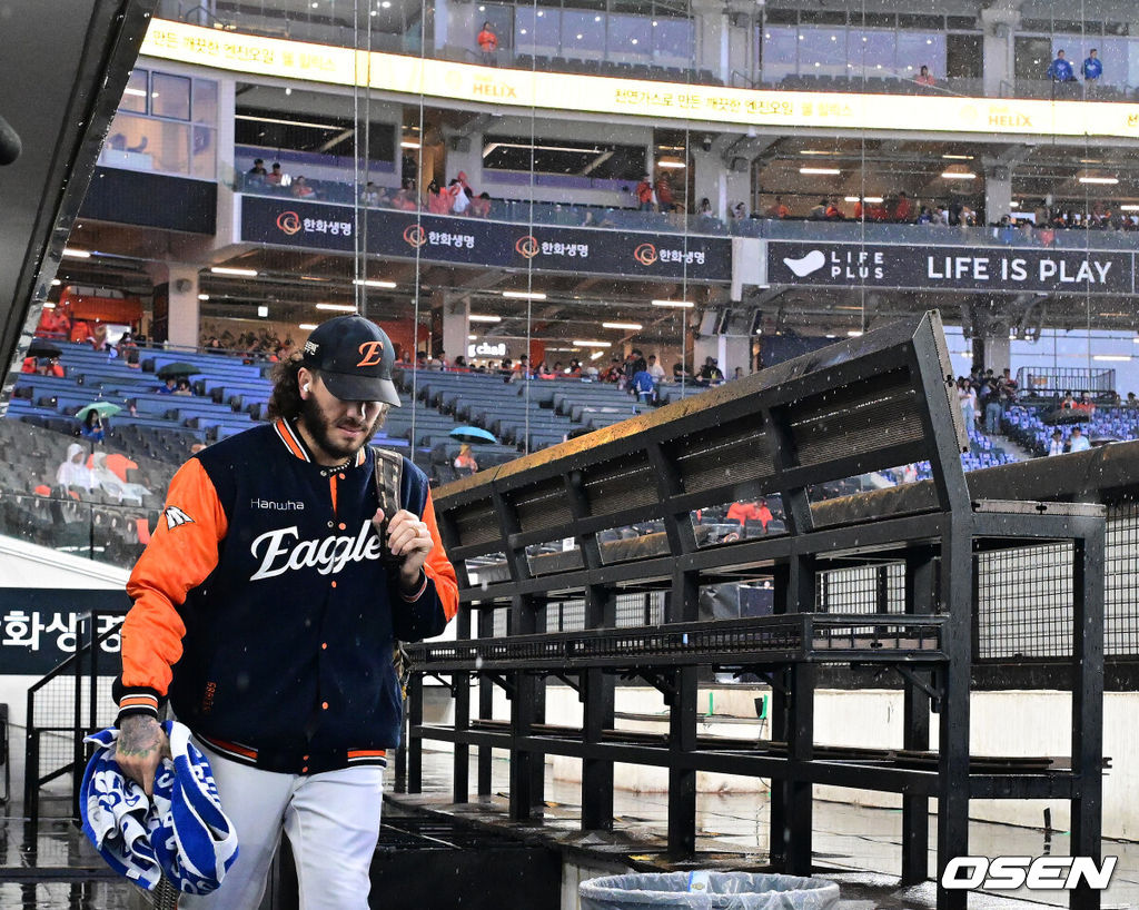 17일 오후 대전 한화생명볼파크에서 2025 신한 SOL Bank KBO리그 포스트시즌 플레이오프 1차전 한화 이글스와 삼성 라이온즈의 경기가 열렸다.한화는 폰세, 삼성은 가라비토를 선발 투수로 내세웠다.비가 내리는 가운데 한화 폰세가 경기를 준비하고 있다. 2025.10.17 /jpnews@osen.co.k
