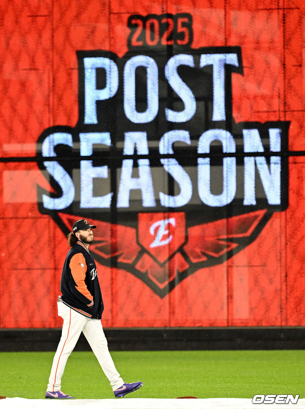 17일 오후 대전 한화생명볼파크에서 2025 신한 SOL Bank KBO리그 포스트시즌 플레이오프 1차전 한화 이글스와 삼성 라이온즈의 경기가 열렸다.한화는 폰세, 삼성은 가라비토를 선발 투수로 내세웠다.비가 내리는 가운데 폰세가 그라운드를 바라보고 있다. 2025.10.17 /jpnews@osen.co.k