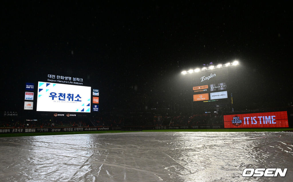 17일 오후 6시반 대전 한화생명 볼파크에서 열릴 예정이던 프로야구 한화 이글스와 삼성 라이온즈의 플레이오프(5전 3선승제) 1차전이 우천 취소됐다.플레이오프 1차전은 18일 오후 2시 낮 경기로 변경됐다.우천 취소를 안내하는 문구가 전광판에 표시돼 있다. 2025.10.17 /jpnews@osen.co.kr