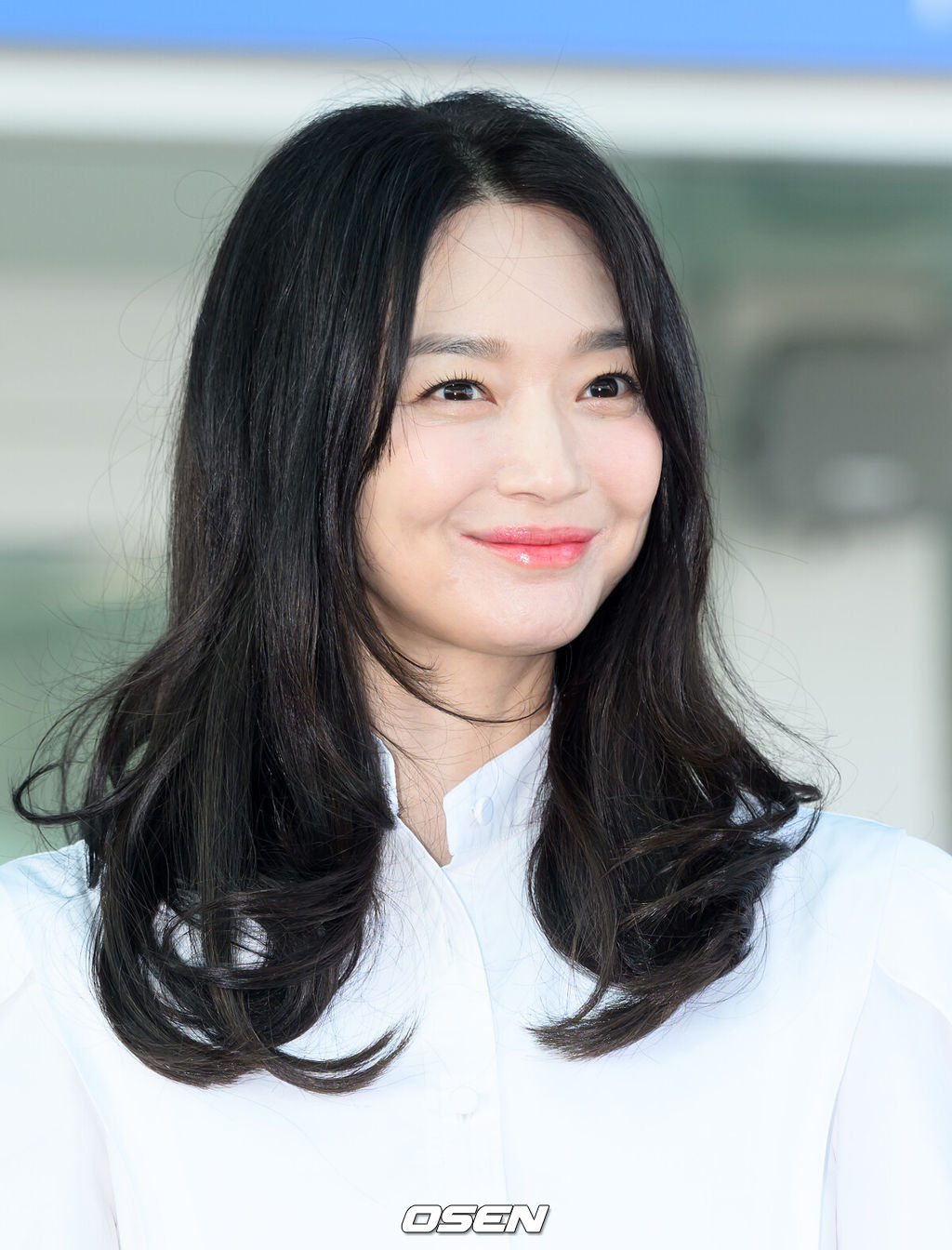 배우 신민아가 25일 해외일정차 인천국제공항을 통해 출국했다.한편 신민아는 동명의 웹소설 원작 웹툰 드라마 '재혼 황후'에 출연한다.신민아가 출국장으로 향하며 취재진을 향해 인사를 하고 있다. 2025.05.25 /sunday@osen.co.kr