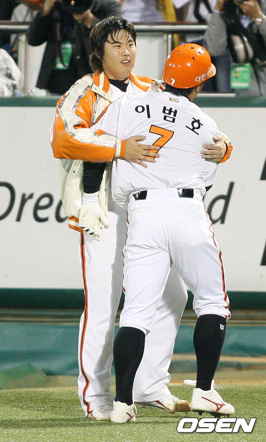 한화 류현진이 2007년 준플레이오프 3차전에서 8회 솔로 홈런을 친 이범호와 포옹하며 기뻐하고 있다. 2007.10.12 /spjj@osen.co.kr
