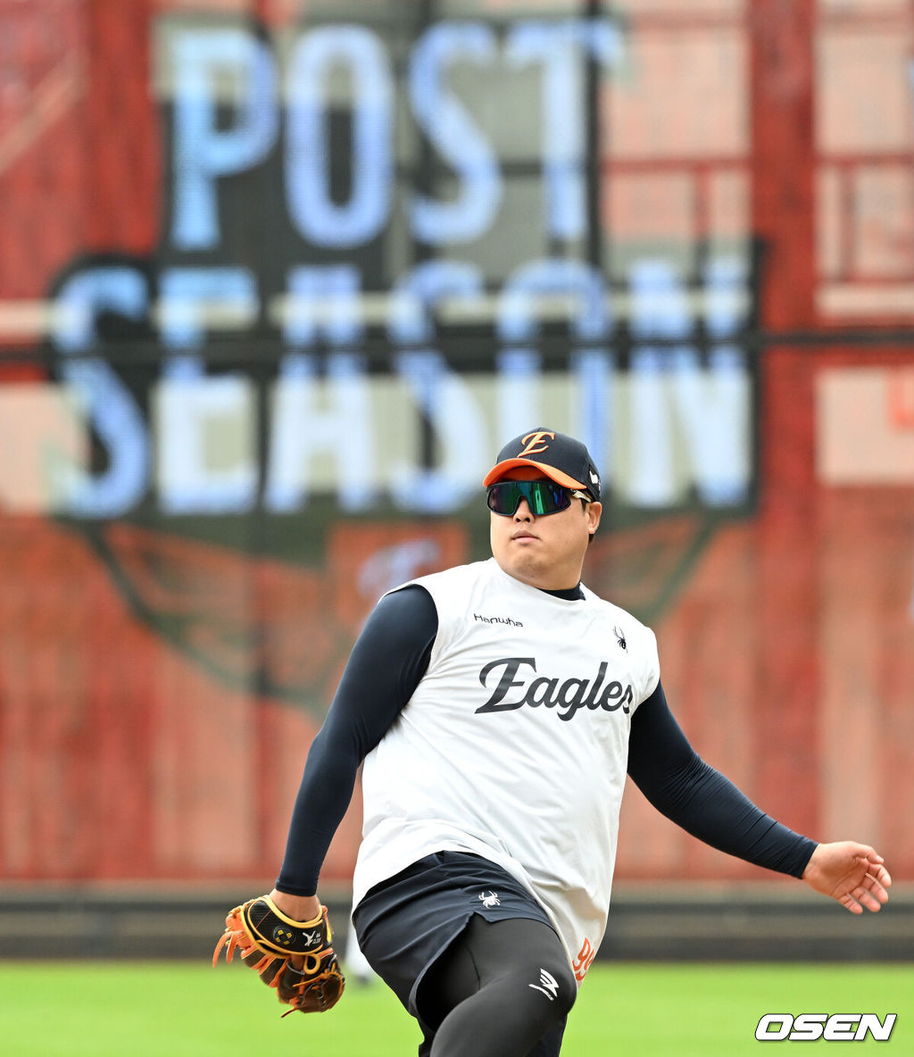 17일 오후 대전 한화생명볼파크에서 2025 신한 SOL Bank KBO리그 포스트시즌 플레이오프 1차전 한화 이글스와 삼성 라이온즈의 경기가 열렸다.한화는 폰세, 삼성은 가라비토를 선발 투수로 내세웠다.경기에 앞서 한화 류현진이 훈련 중인 선수들을 바라보고 있다. 2025.10.17 /sunday@osen.co.k