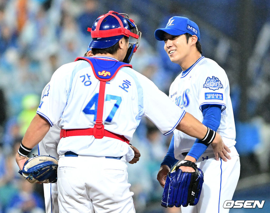 13일 대구 삼성라이온즈파크에서 ‘2025 신한 SOL뱅크 KBO리그’ 준플레이오프(5전 3선승제) 3차전 삼성 라이온즈와 SSG 랜더스의 경기가 열렸다.삼성은 원태인, 방문팀 SSG은 드류 앤더슨을 선발로 내세웠다.7회초 2사 주자없는 상황 삼성 선발 원태인이 마운드를 내려가며 포수 강민호와 인사를 나누고 있다. 2025.10.13 / dreamer@osen.co.kr